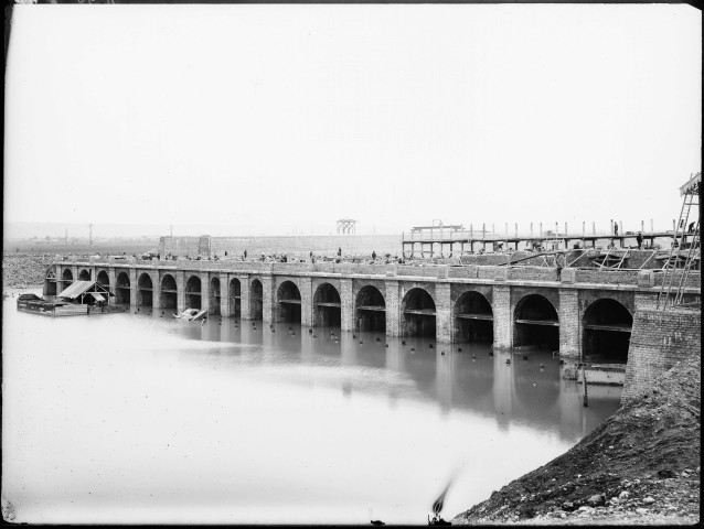 Canal de Jonage : usine-barrage au 15K1780, vue d'ensemble aval (6 février 1897).