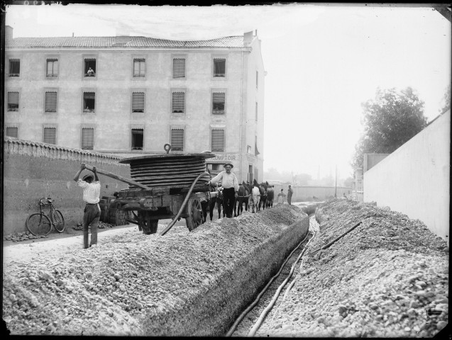 Canal de Jonage : canalisations éléctriques, tirage des câbles éléctrique, vue d'arrière, chemin Saint-Antoine.