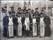 Adolescents déguisés en costumes militaires napoléoniens.