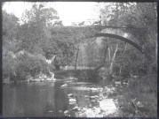 Rivière avec pont.