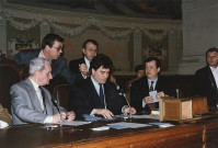 Premier rang, de gauche à droite : Frédéric DUGOUJON, Gilles LAVACHE, Albéric DE LAVERNÉE, un huissier. Deuxième rang, de gauche à droite : un homme non identifié, Jean-Luc DA PASSANO.