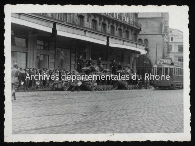 Civils amassés autour de deux chars.