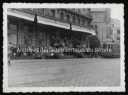 Civils amassés autour de deux chars.