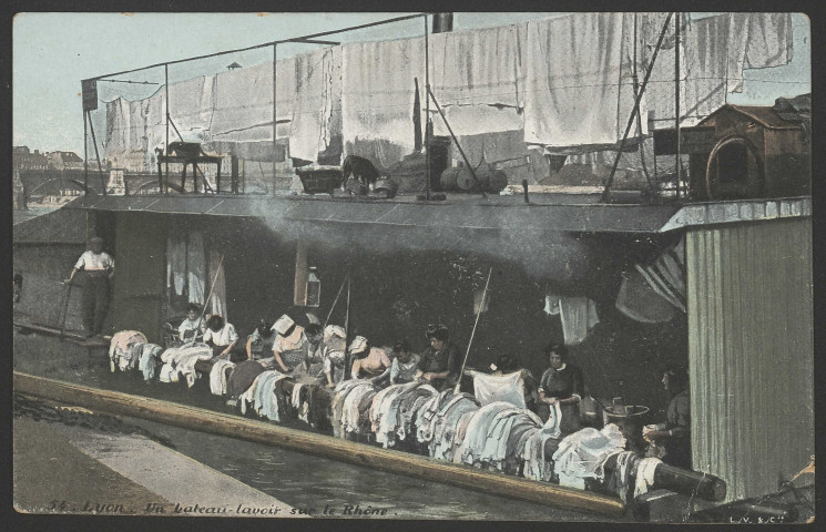 Lyon. Un bateau-lavoir sur le Rhône.