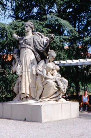 Statues (juillet 2002).