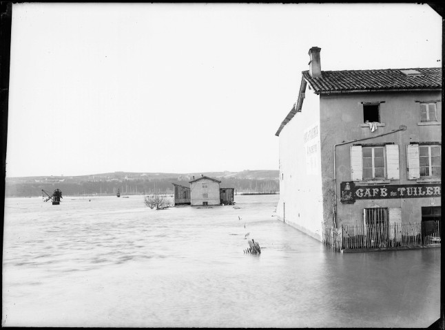 Canal de Jonage : vue des maisons Nicolas et Dumas lors de la crue du 10 mars 1896,