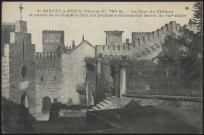 Saint-Bonnet-le-Froid. La cour du château et entrée de la chapelle dont les premiers fondements datent du VIIIe siècle.