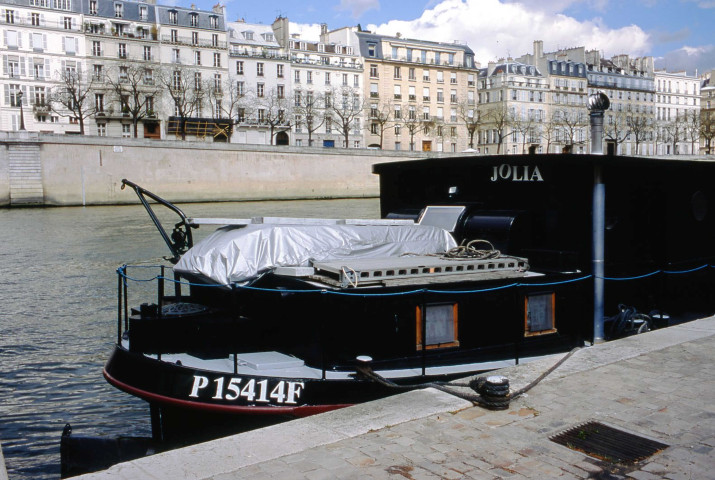 La Seine, les ponts, les quais et les péniches.