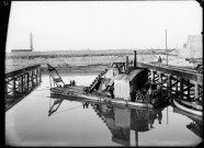 Canal de Jonage : petite drague de 14 chevaux - Fouilles de l'usine au 15K780 (10 février 1896).