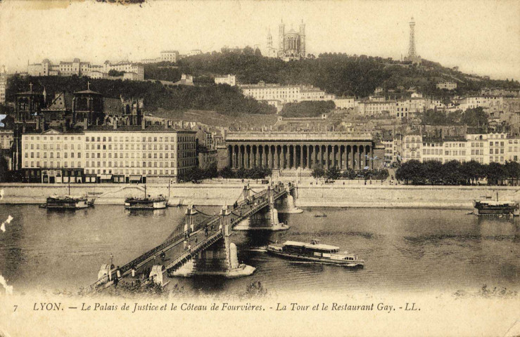 Lyon. Le palais de Justice et la coteau de Fourvière, la tour et le restaurant Gay.