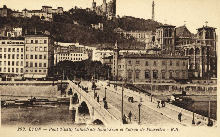 Lyon. Le pont Tilsitt, la cathédrale Saint-Jean et le coteau de Fourvière.