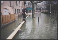 Facteur effectuant sa tournée dans un secteur non identifié et inondé (20 mars 2001).