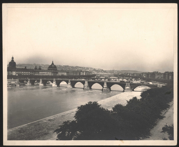 Pont de la Guillotière sur le Rhône à Lyon.