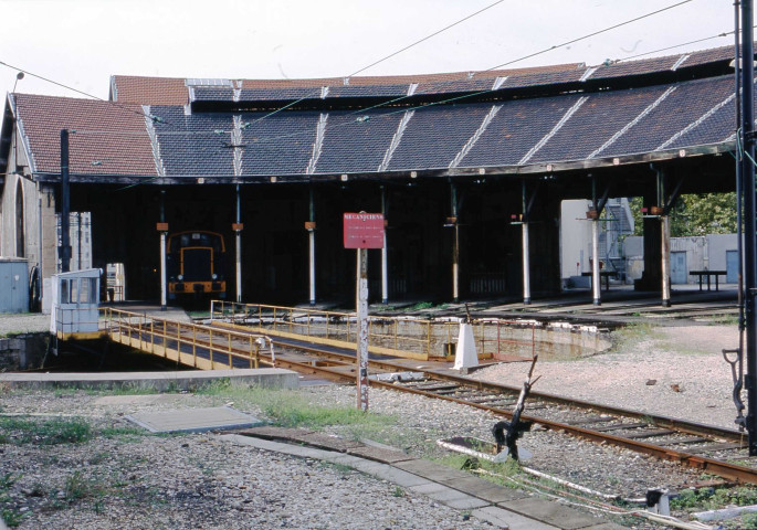 Gare de Perrache (septembre 2002) et dépôt TCL (octobre 2001).