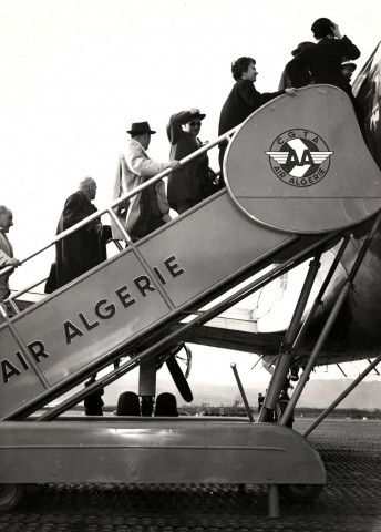 Montée dans un avion de la compagnie aérienne Air Algérie.