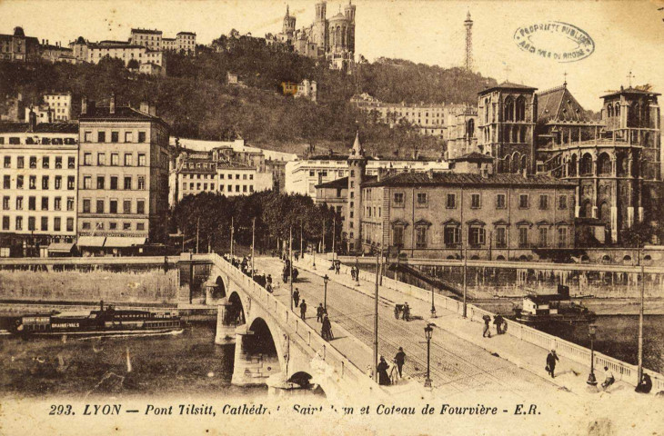 Lyon. Le pont Tilsitt, la cathédrale Saint-Jean et le coteau de Fourvière.