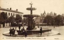 Villefranche-sur-Saône. Fontaine, place du Promenoir.