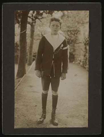 Jeune garçon d'environ 10 ans en costume de marin.
