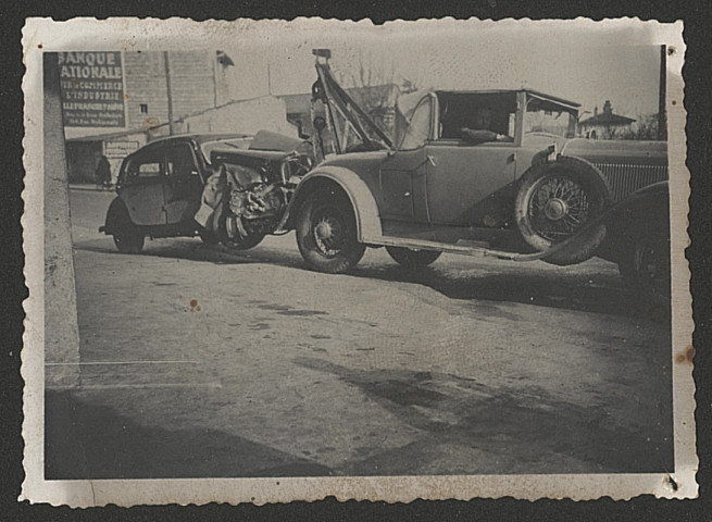 Véhicules tractés au garage.