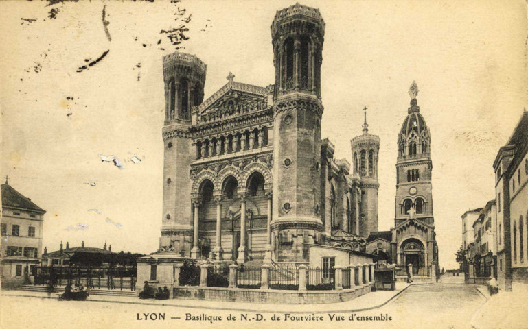 Lyon. Basilique de Notre-Dame de Fourvière, vue d'ensemble.