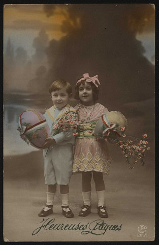 Fillette et jeune garçon avec deux gros œufs enrubannés et bouquet de fleurs.