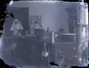Deux religieuses dans une cuisine.