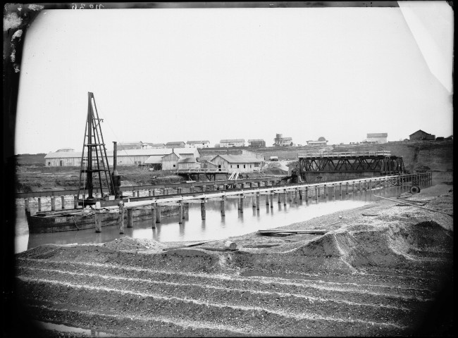 Canal de Jonage : usine_barrage au 15K780, coté de l'écluse double. Ensemble du pont de service, des caissons à air comprimé (6 décembre 1895).