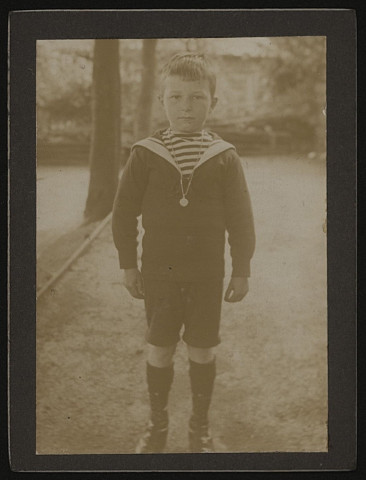 Garçonnet d'environ 6 ans en costume de marin.