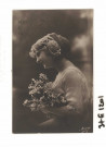 Jeune femme de profil avec bandeau de perles dans les cheveux.