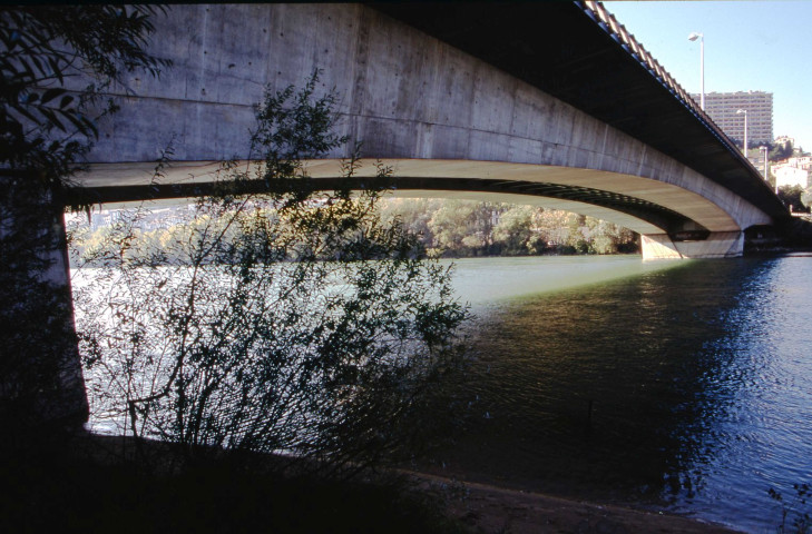 Avril, septembre-novembre 2001.