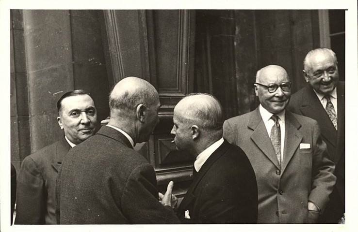 De gauche à droite : Roger FULCHIRON, deux hommes de dos, Philippe DANILO, Charles VIANET.