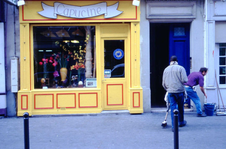 Devantures de commerce.