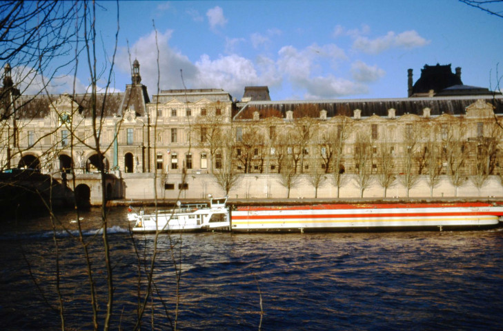 La Seine, les ponts, les quais et les péniches.