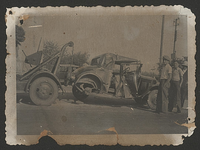 Véhicules tractés au garage.