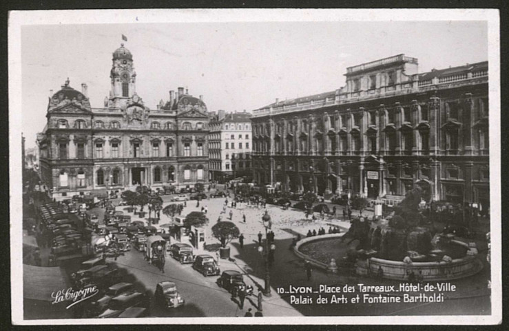 Lyon. Place des Terreaux. Hôtel de Ville. Palais des Arts et fontaine Bartholdi.
