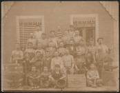 Photographie de groupe des employés de la Société de fabrication de bougies « La Lyonnaise – A. Chatanay » à Lyon.