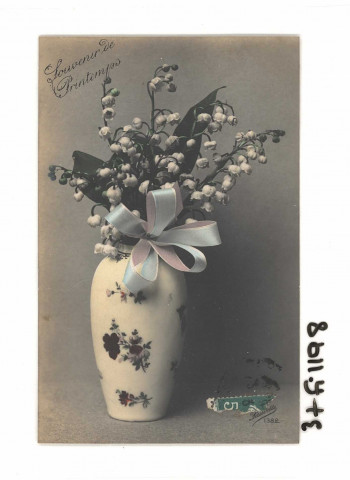 Vase en porcelaine blanche avec ruban.