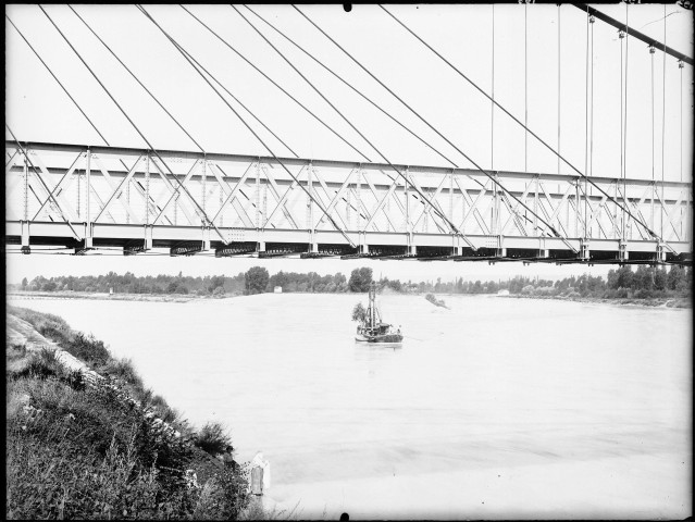 Canal de Jonage : origine du canal et musoir (27 juillet 1905).