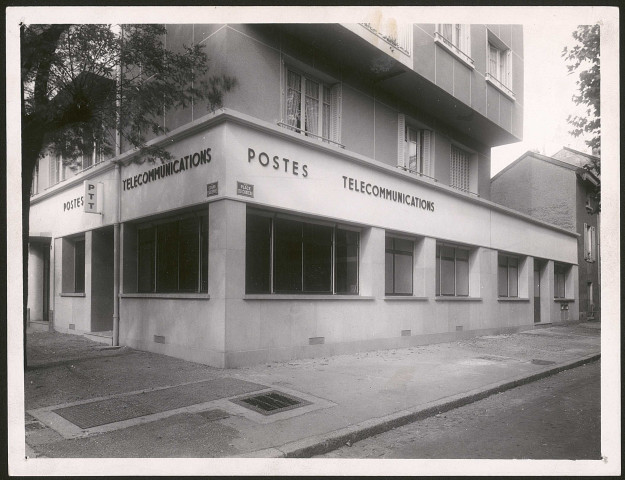 Bureau des Postes et Télécommunications, angle cours Eugénie et place du Château (3e arrondissement de Lyon).