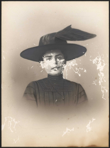 Portrait avec un grand chapeau noir à larges bords.