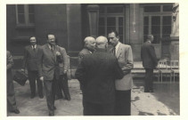 Photographie de groupe d'une dizaine de personnes dans la cour intérieure de l'Hôtel du Département dont Roger FULCHIRON, Guy JARROSSON, Pierre ROUBY, Paul DURAND et Philippe DANILO (de dos).
