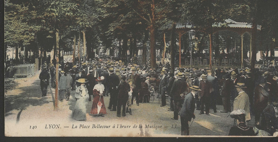 Lyon. La place Bellecour à l'heure de la musique.