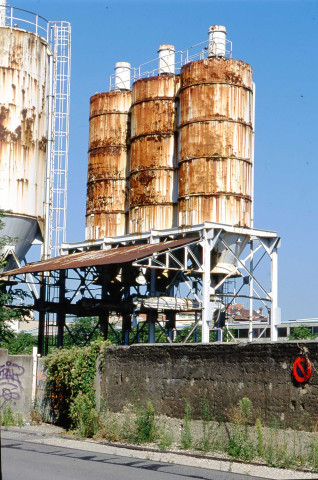 Usines (juin-juillet 2000, août 2001, [août] 2002).