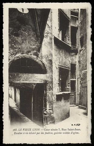Le vieux Lyon. Cour située 7, rue Saint-Jean.