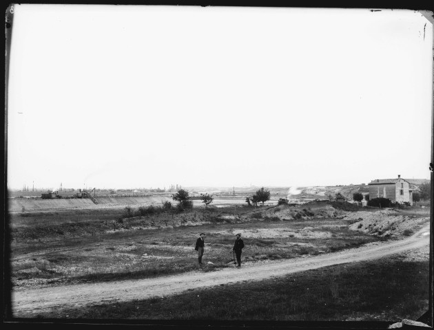 Canal de Jonage : vue d'ensemble du canal de fuite (côté de l'usine), à Cusset (Rhône) (7 octobre 1895).