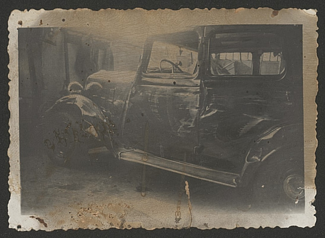 Véhicules vus de profil.