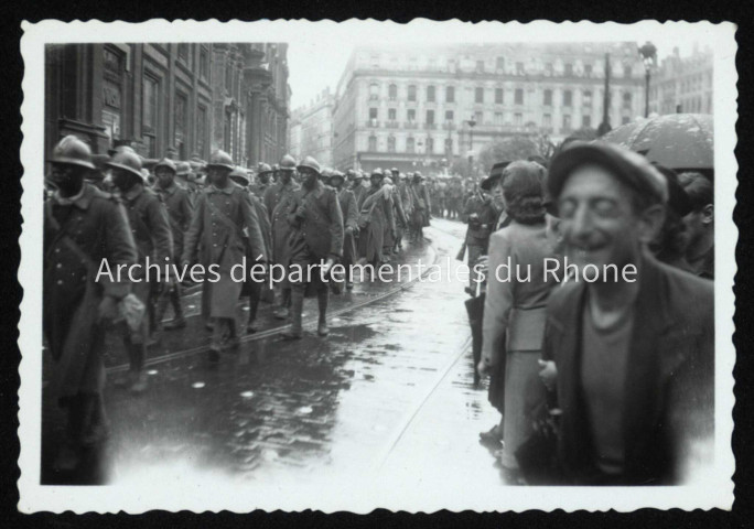 Vues d'ensemble de la file de soldats.