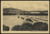 Lyon. Le pont Wilson et la colline de Fourvière.
