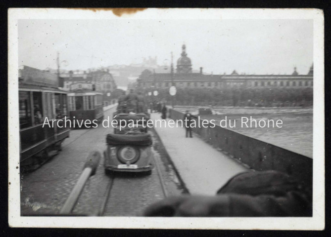 Traversée aux côtés des tramways.