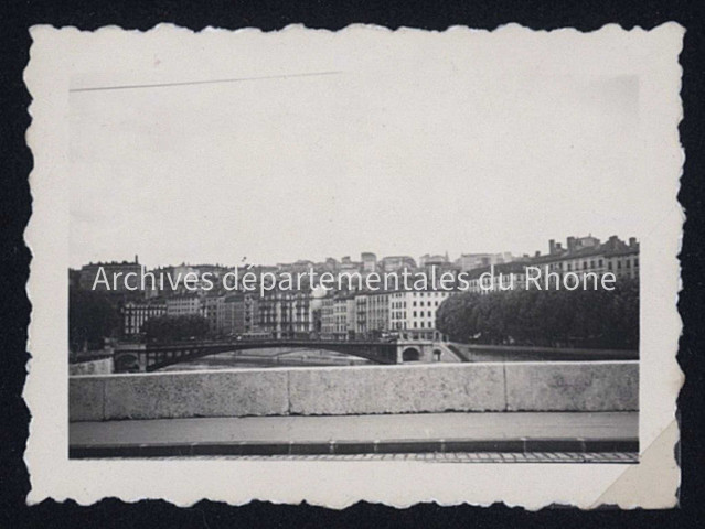Colline de la Croix-Rousse, depuis le pont du Change.